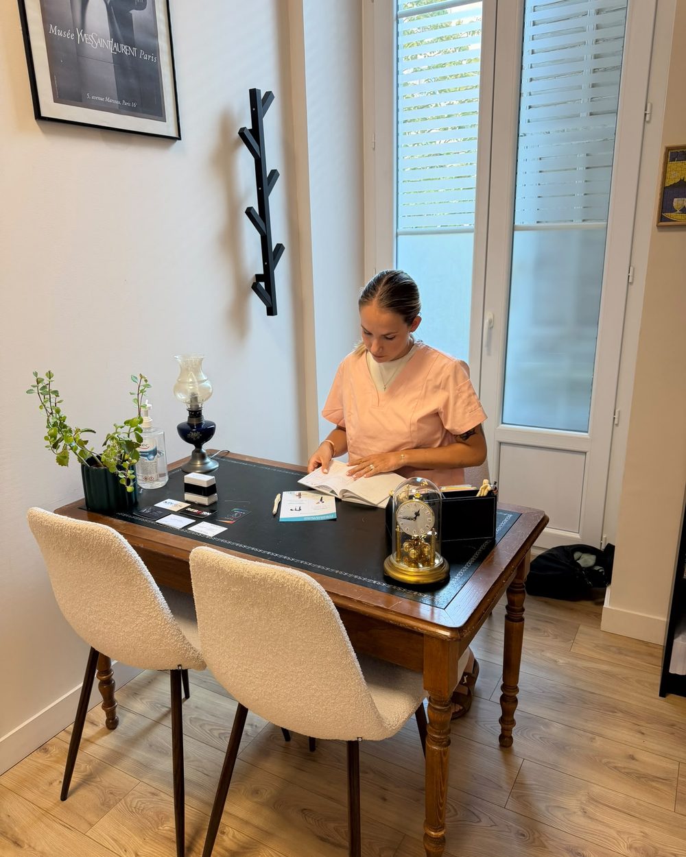 Lila Sauné à son bureau, dans l'espace d'échange du cabinet