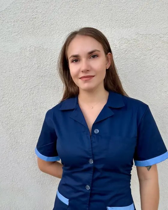 Lila Sauné, ostéopathe D.O., devant son cabinet à Nice